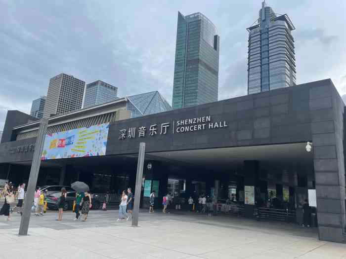 矶崎新先生主持设计,其建筑造型优雅独特,外墙采用"黄红青白黑"五色