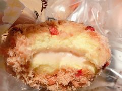 草莓味酥松小贝-鲍师傅糕点(江苏路店)