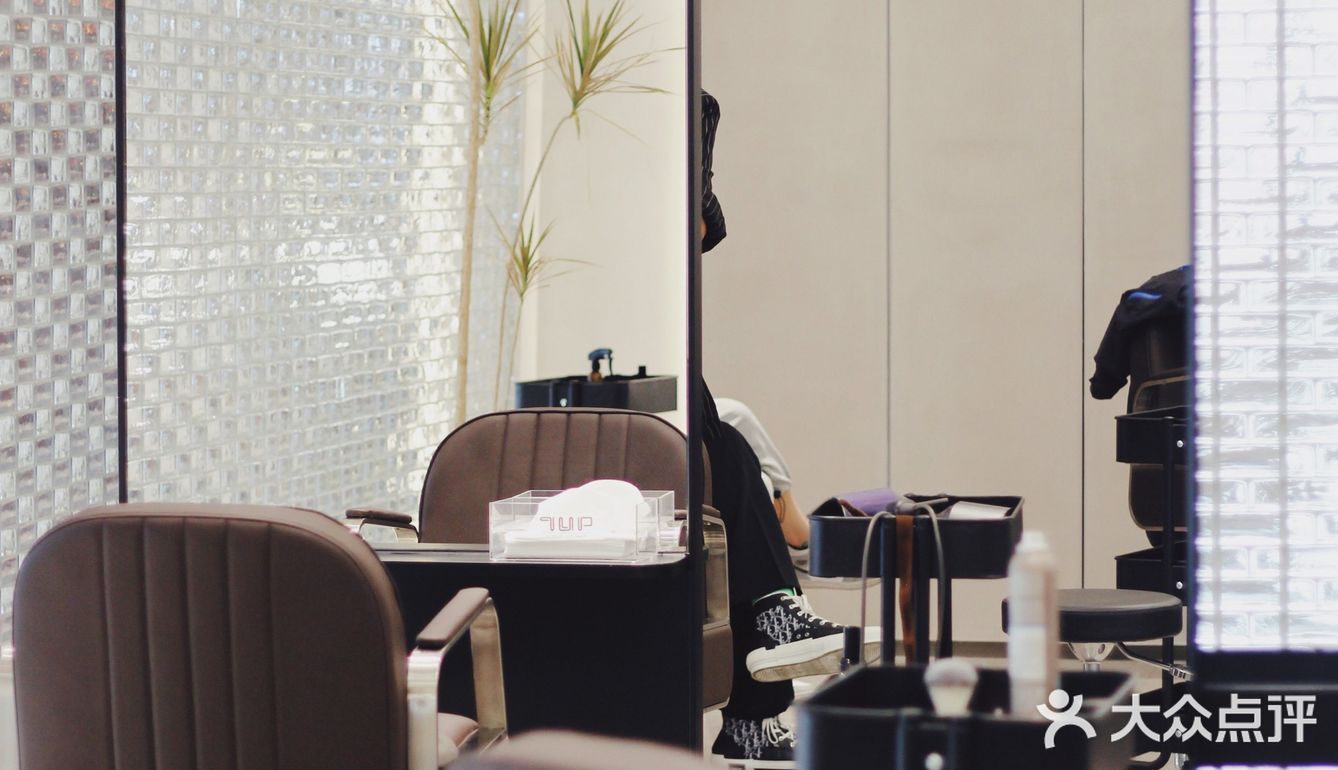 📍7UP｜門口超多玻璃磚🧱的新店💇🏻