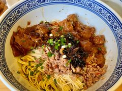 辣肉面加雪菜和毛豆-沪西老弄堂面馆(定西路店)