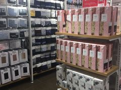 -名创优品(北京新中关购物中心地铁层店)