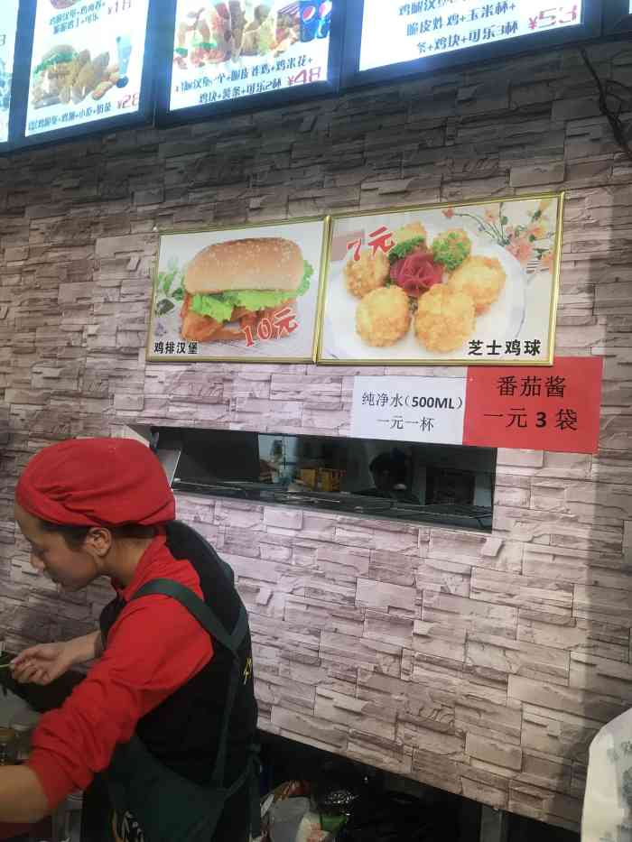 金麦基炸鸡汉堡店-"在农贸大厅的旁边,门面不是很大,是路过刚.