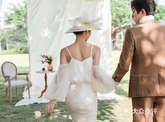 相比下来单独一件件长婚纱礼裙，特别入我眼球