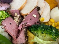 招牌牛肉鸡胸双拼沙拉-食野·SAYYEAH·创意轻食(新南门店)