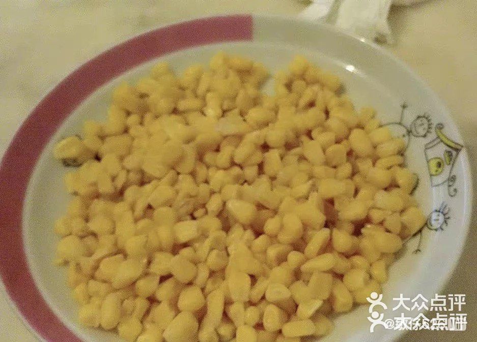 自制玉米汁 材料：玉米，炼乳 做法：1先把玉米洗干净