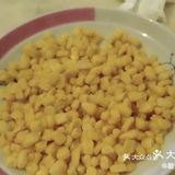 自制玉米汁 材料：玉米，炼乳 做法：1先把玉米洗干净