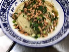 开洋葱油拌面-裕兴记•蟹黄面馆(人民广场店)