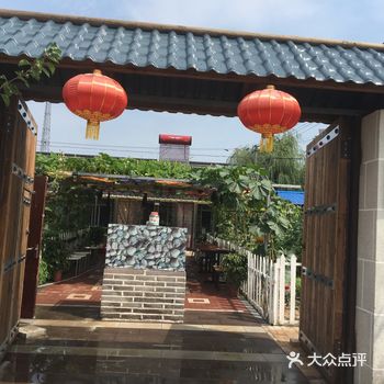 距离棋盘山东门八公里，花果山神秘谷脚下，森林公园南门