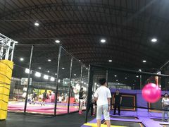 -嘿哟动霸CHUA·新潮玩运动娱乐中心·蹦床滑冰团建乐园