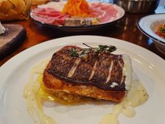 煎真鲷鱼黄油白沙司配焖葱-羽深肉铺 Steak & Wine
