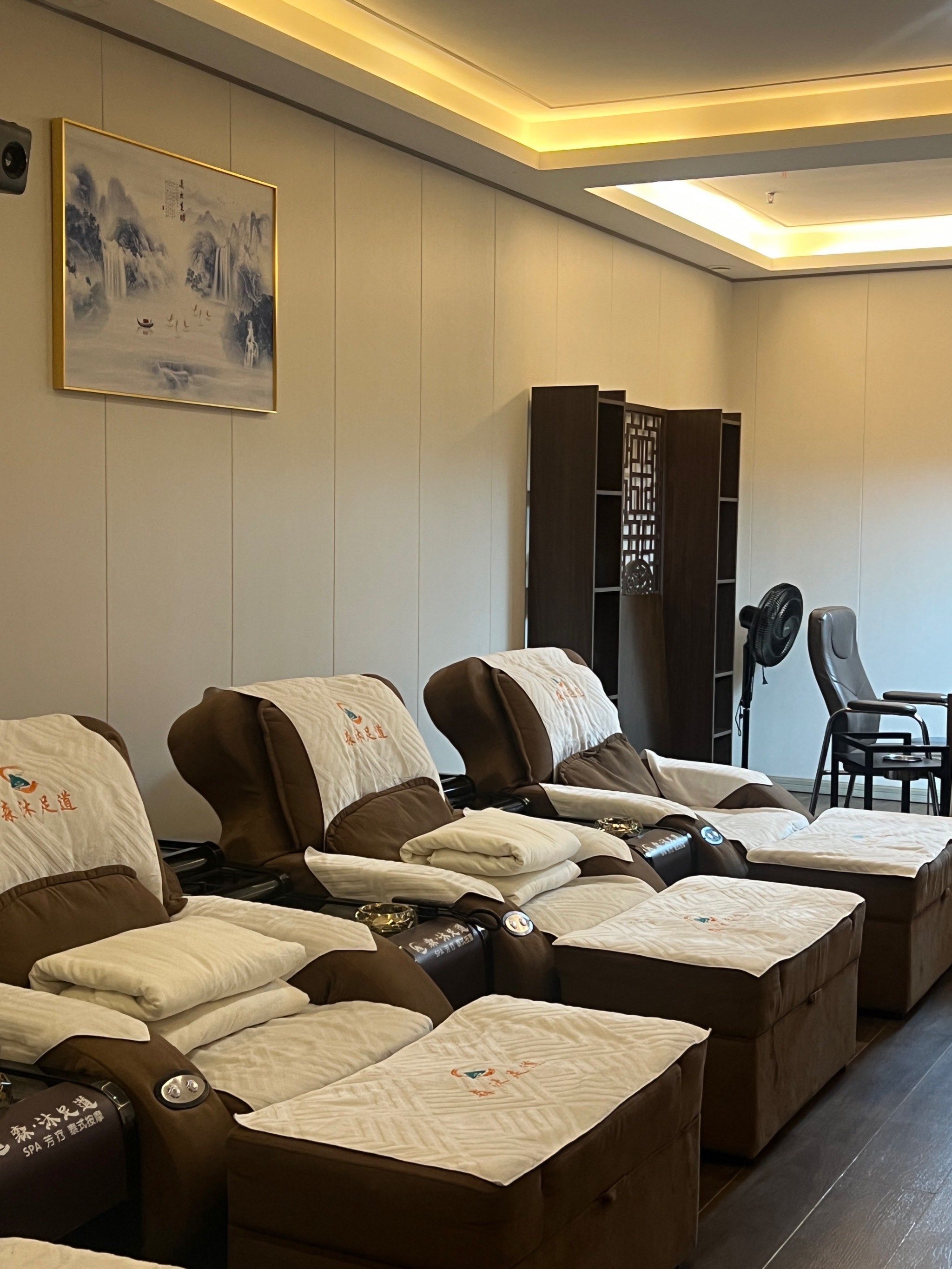 姐妹们 下班后的快乐来源于足浴店