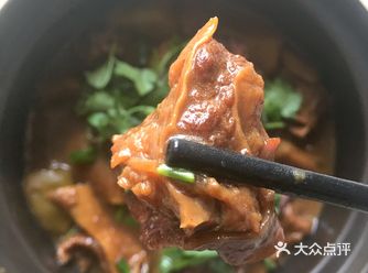 冬日里最有烟火气的菜～萝卜牛腩煲