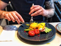 班尼迪克蛋配吐司色拉-Erman岩烧牛排(虹桥南丰城店)