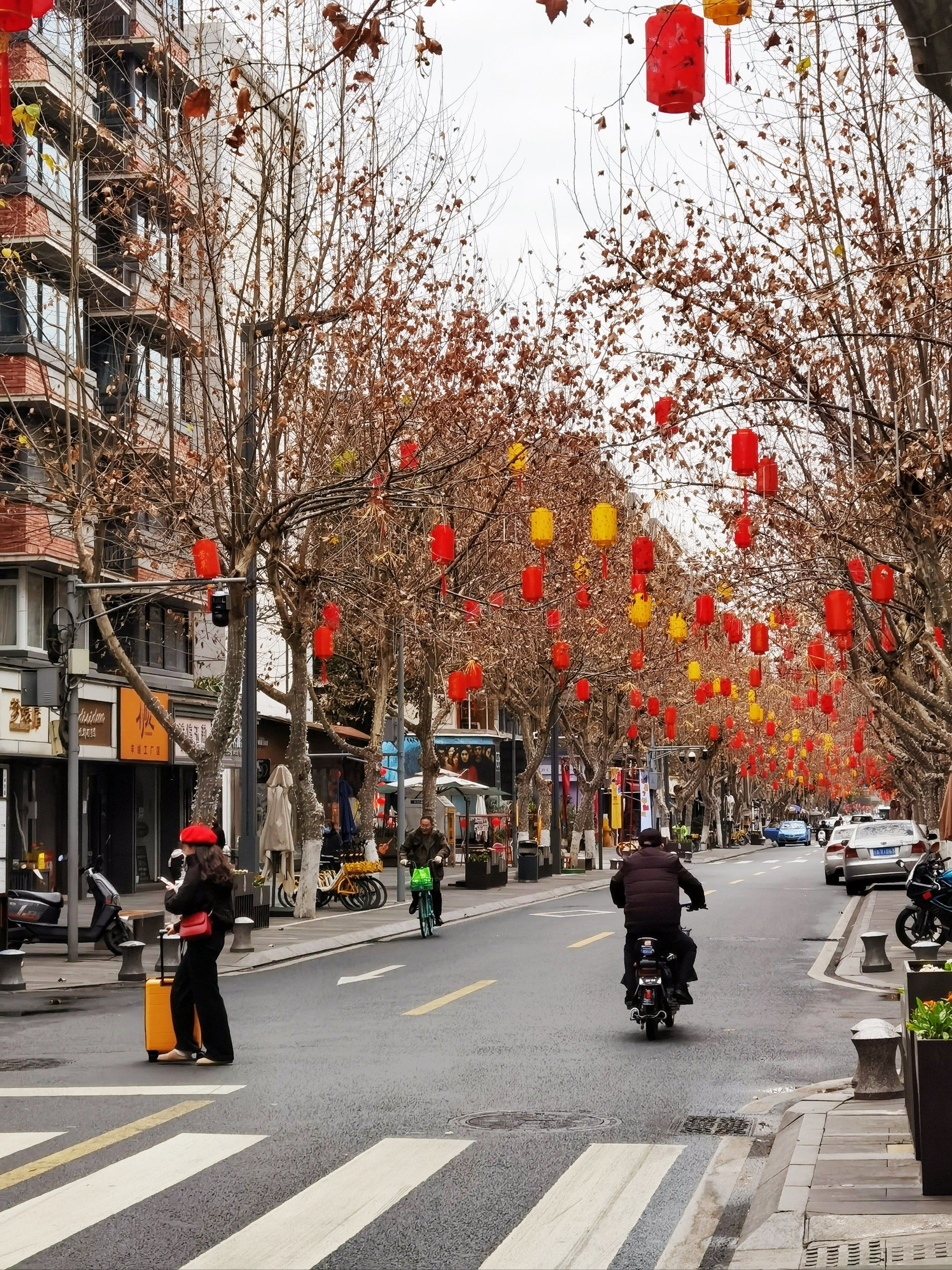 早安,成都!玉林西路年味十足,等待夜幕降临