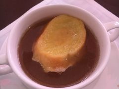 洋葱汤配奶酪面包-卡本妮法餐厅·北京和平宾馆