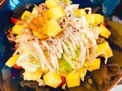 藜麦烟熏鸡胸沙拉配百香果油醋汁-鼎鼎西餐厅