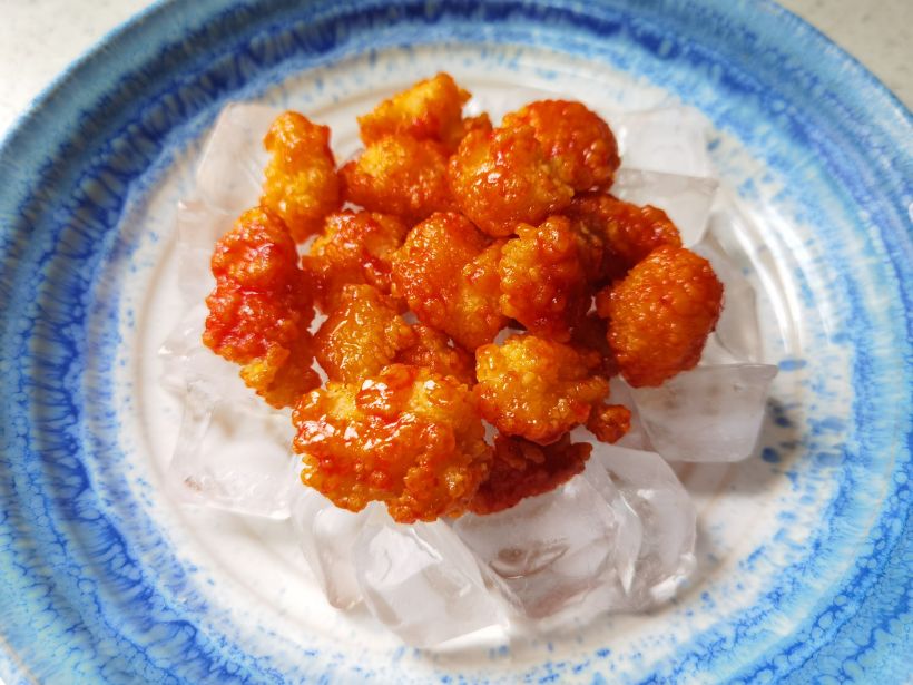 真不能怪陶陶居的冰镇咕咾肉色味都不咋地,最后一步裹糖水冰镇结晶的