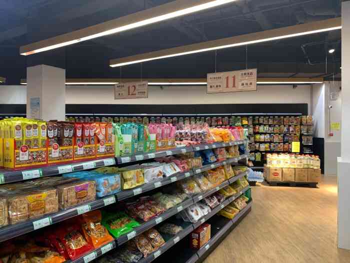 乐享优鲜(华邦国际店)-"这个超市在华邦国际广场负一楼,我平时去买.