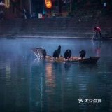 江南水上可以采莲，莲叶多么茂盛，鱼儿在莲叶间嬉戏