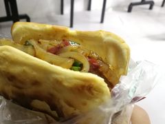 锅盔夹张飞牛肉夹凉粉-小陈方酥锅盔(古城总店)