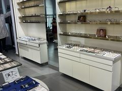 -视野联行眼镜•蔡司•依视路(温江店)