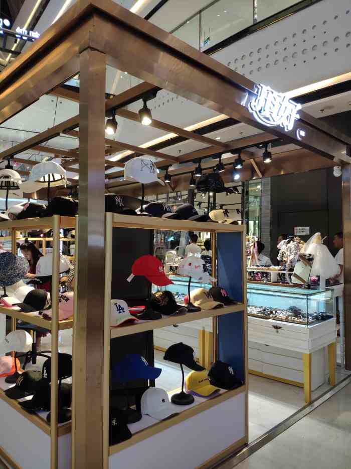 顶好饰品-"上个周末和朋友来这里买帽子 她一口气买了.