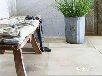 庭院或是露台上直接铺贴瓷砖也是不错的选择，不仅环境整