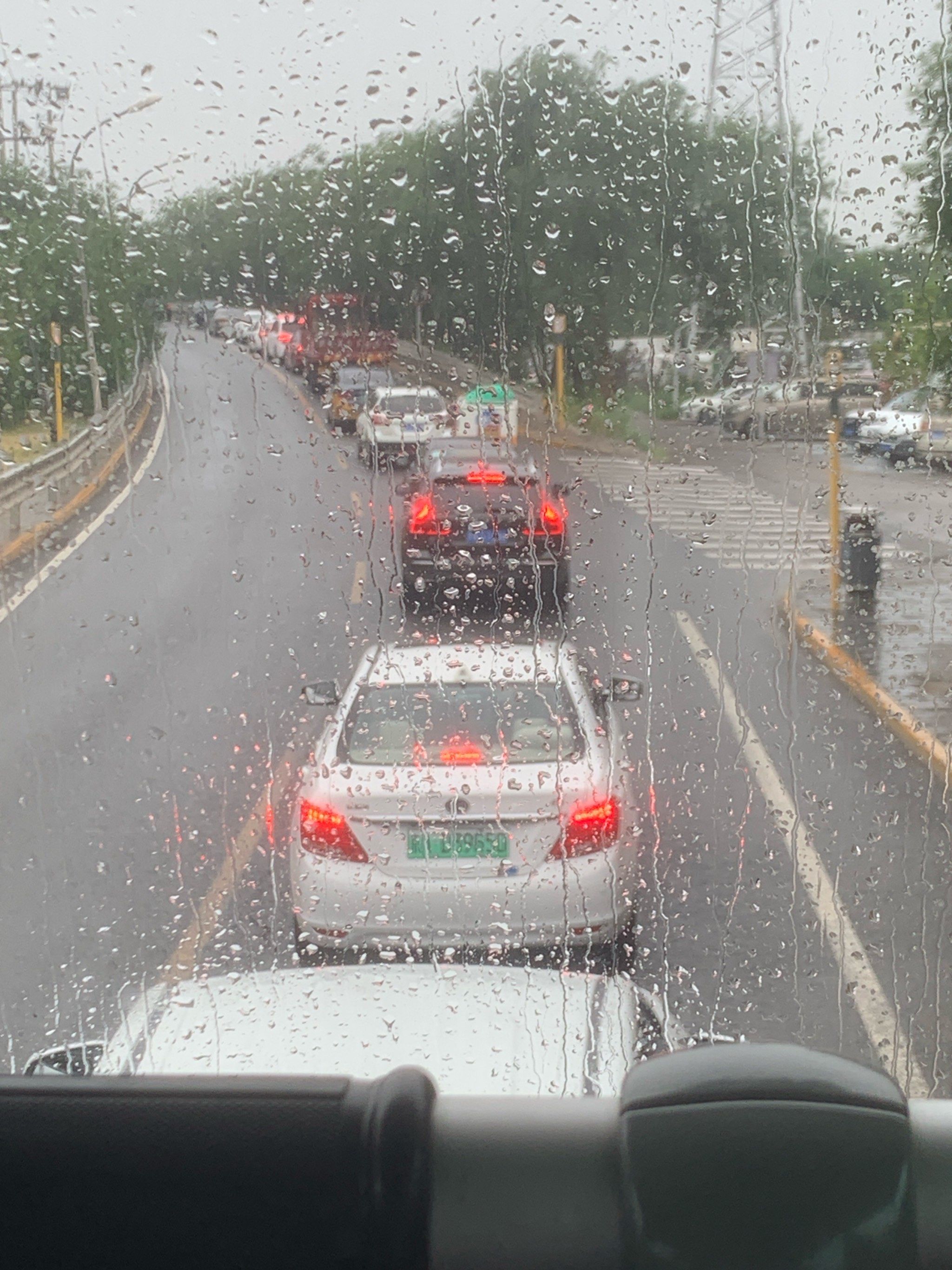 阴天,清早,车窗外