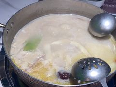 -洪氏嗨捞·广东猪肚鸡·椰子鸡火锅(西咸万象城店)