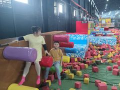 -嘿哟动霸CHUA·新潮玩运动娱乐中心·蹦床滑冰团建乐园