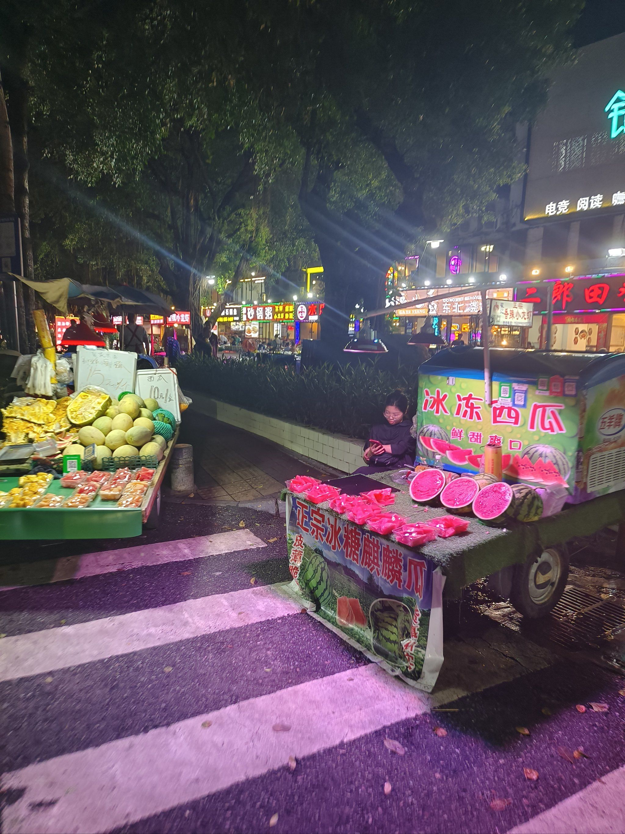 夜市摊位逛不停