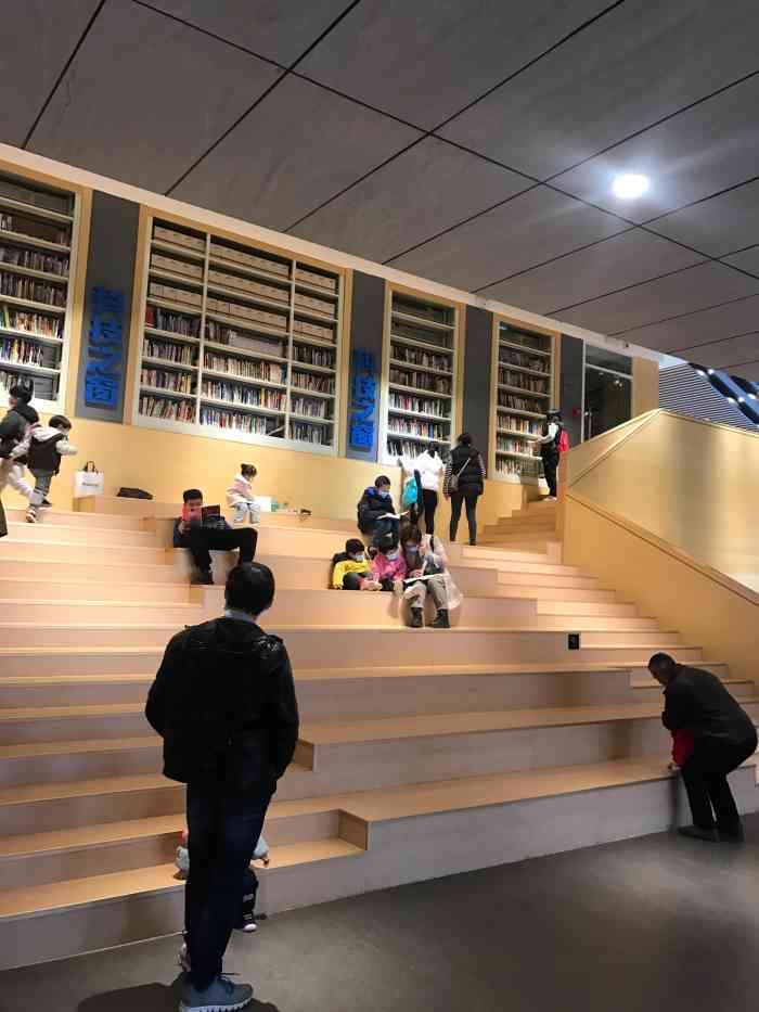 汤湖图书馆"从遛娃的朋友口中听说汤湖图书馆后,这里就.