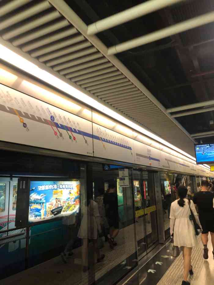 观音桥(地铁站)-"【观音桥轻轨站】7979虽然不属于换乘站,.