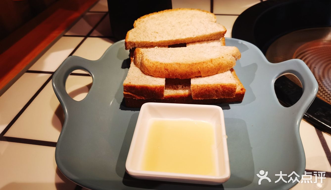 7点多到的还要等位，生意特别好，座无虚席