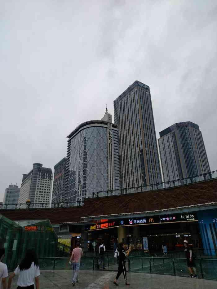 城市之心大厦位于成都市锦江区天府广场旁边,停车只能到大厦地下停车