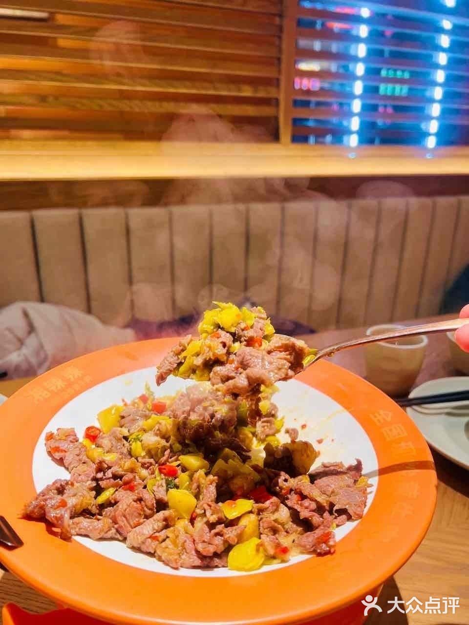 新年不打烊，价格不变，美味持续在线。夹一筷子鲜嫩的牛肉