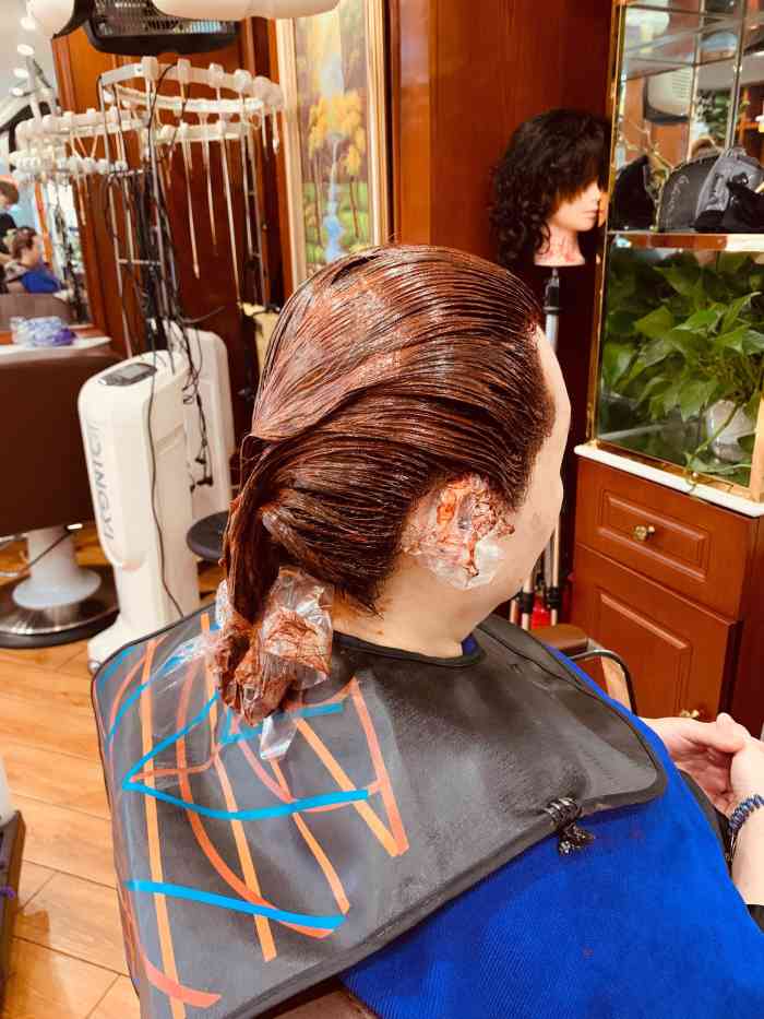 爱秀造型的前身是审美美发,坐落在五道囗华清嘉园7号楼二楼,牌匾很