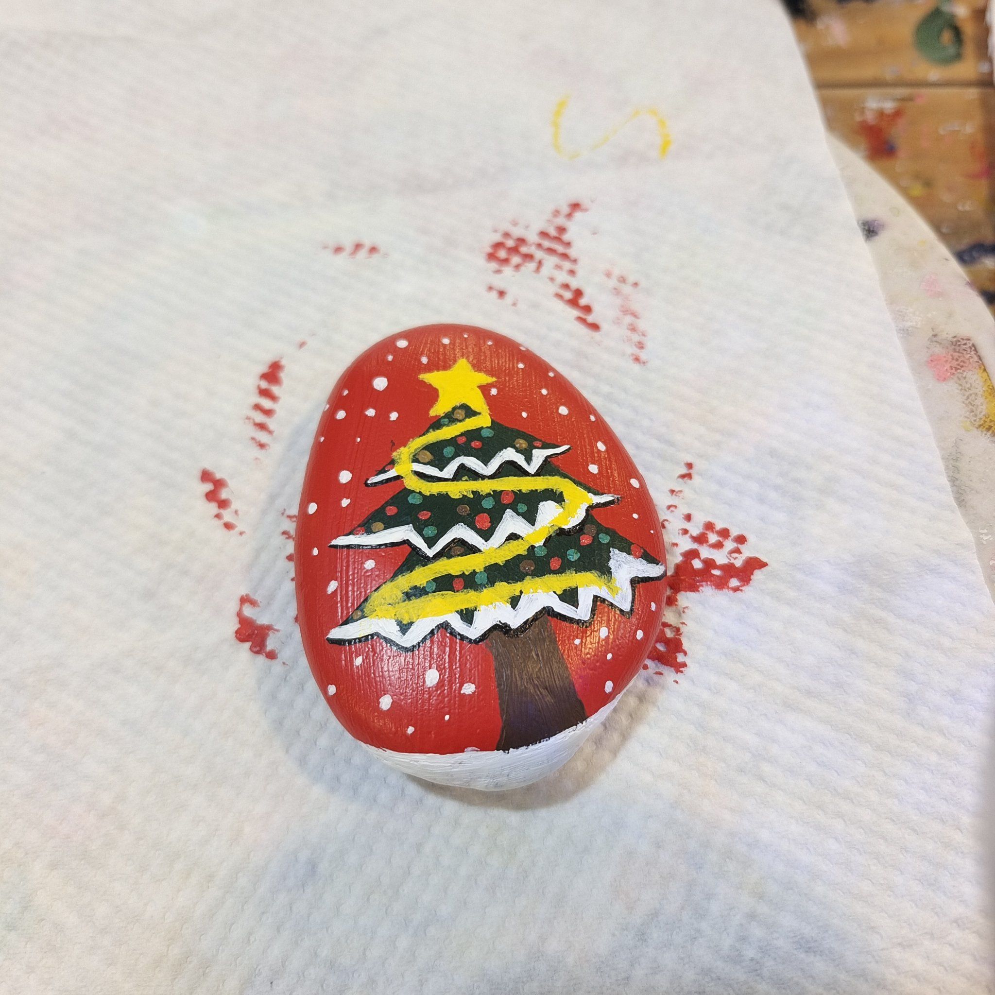 快和你的好朋友一起做彩绘鹅卵石吧