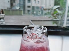 杨梅气泡美式-CEMENT·coffee bar (凤凰创意园店)