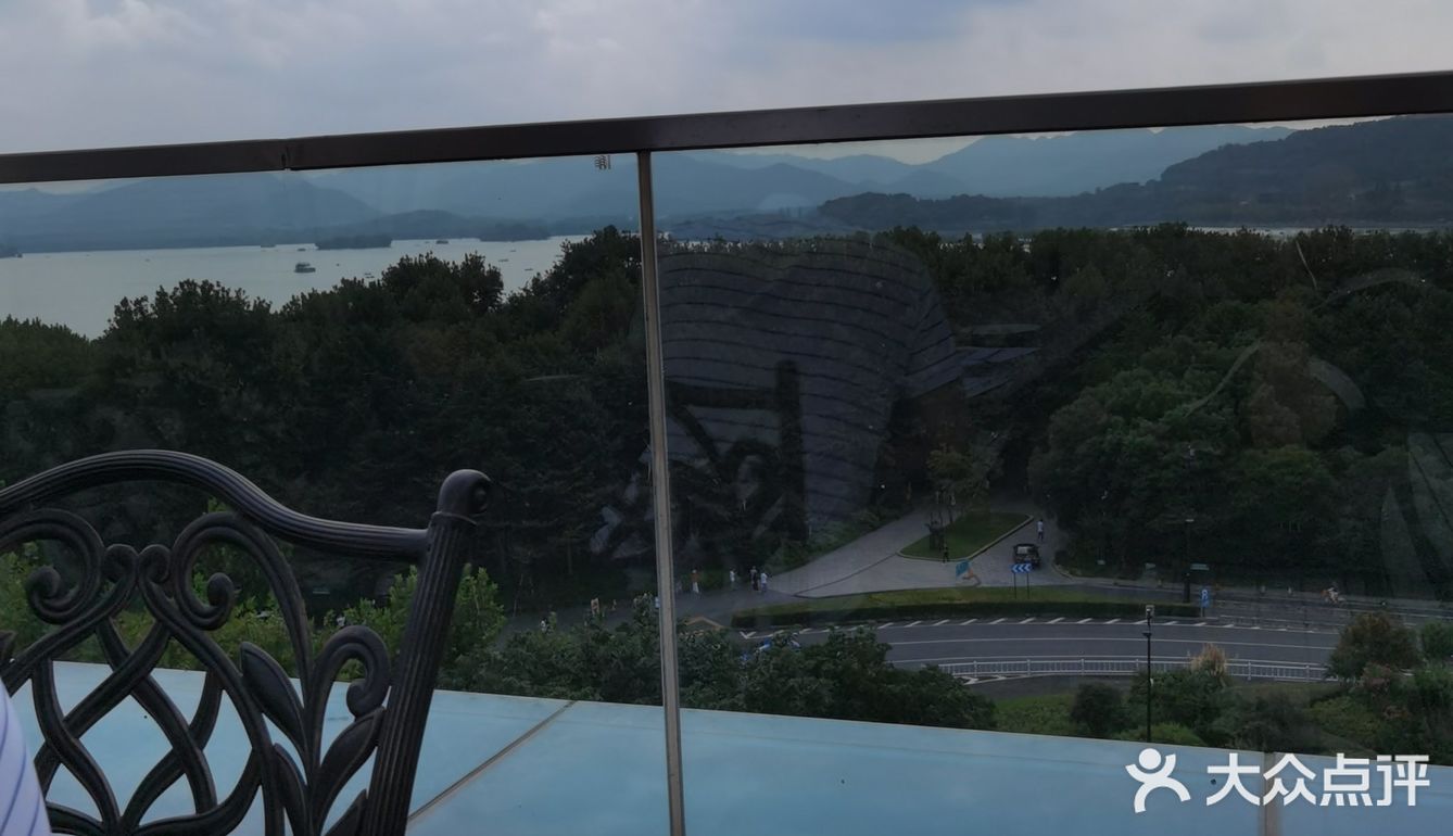 基本上喝茶为主，大夏天的露台太热了