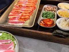 -围炉肉舍•炭烤活鳗•丹东海鲜烤肉(步行街店)