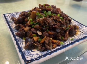 一家在还没完全开通的道路边的私房菜冷饮店，老板有几个