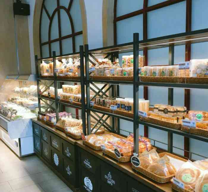 这金罗莎蛋糕店,环境不错,干净利落,整体摆放不错,服务态度很好,服务