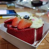最喜欢吃带草莓的甜点了,买了两款蛋糕,就是照片上这两