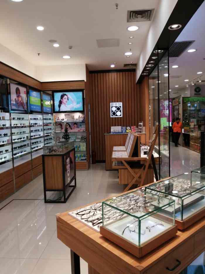 眼眶的店铺,店内售卖多个品牌的眼镜,如gucci,cyma等,款式很多,你可以