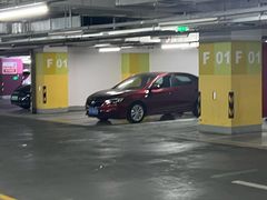 -仲盛世界商城-地面停车场