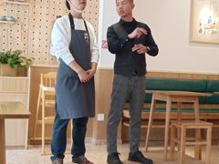 巧遇老板在跟店长谈工作-米国现煲煲仔饭(塔子湖店)