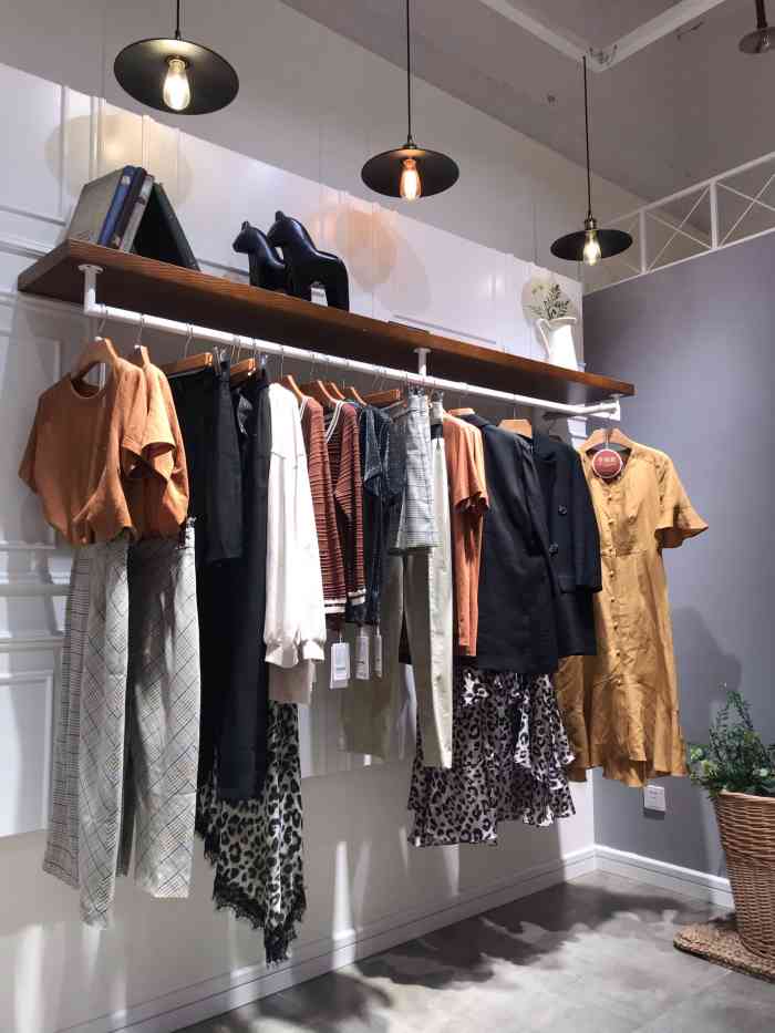 华发商都b馆,他们价格衣服款式挺好看的.