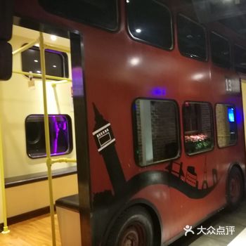 服务态度挺好的，很不错。大厅里面也有让人等待的地方