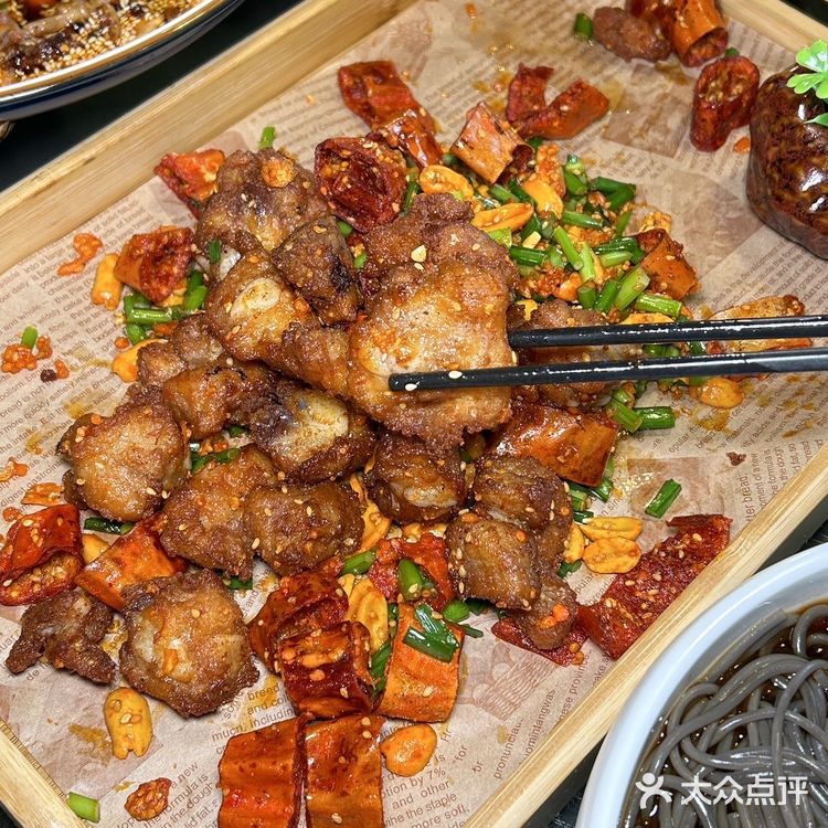 从江湖菜到传统川菜都能找到身影,吃上鲜活美味的菜肴